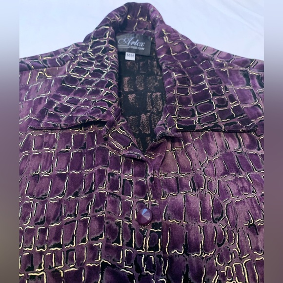 Super cool 90’s snakeskin with gold details button up blouse - Picture 10 of 13